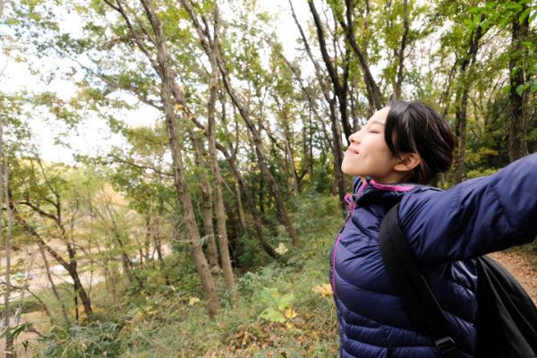 frau-wald-durchatmen_1920x1920