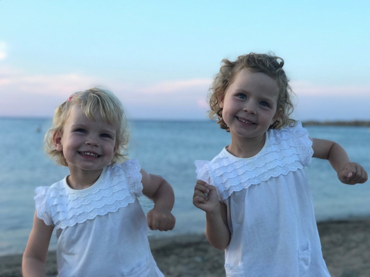 Kinder lachen am Strand