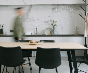 Ein Mann geht durch eine Küche