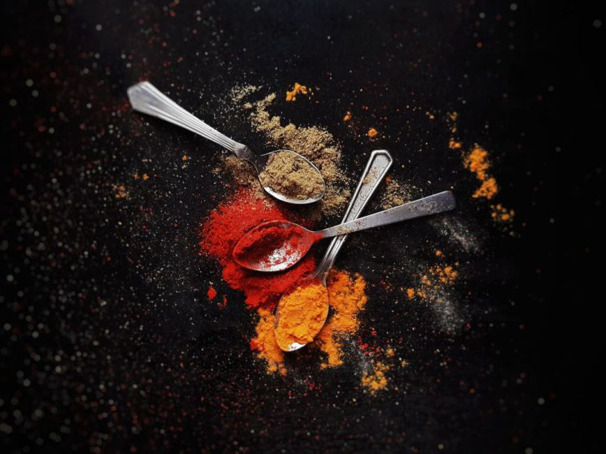 Gewürze auf Löffel