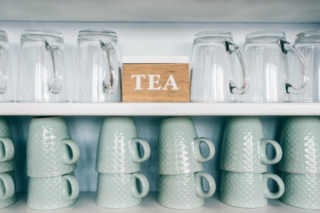 web_tea-cups-and-coffee-mugs-on-a-kitchen-shelf-with-a-tea-box-Rack-focus.-Close-up.-1069591428_5334x3556_cerro_photography