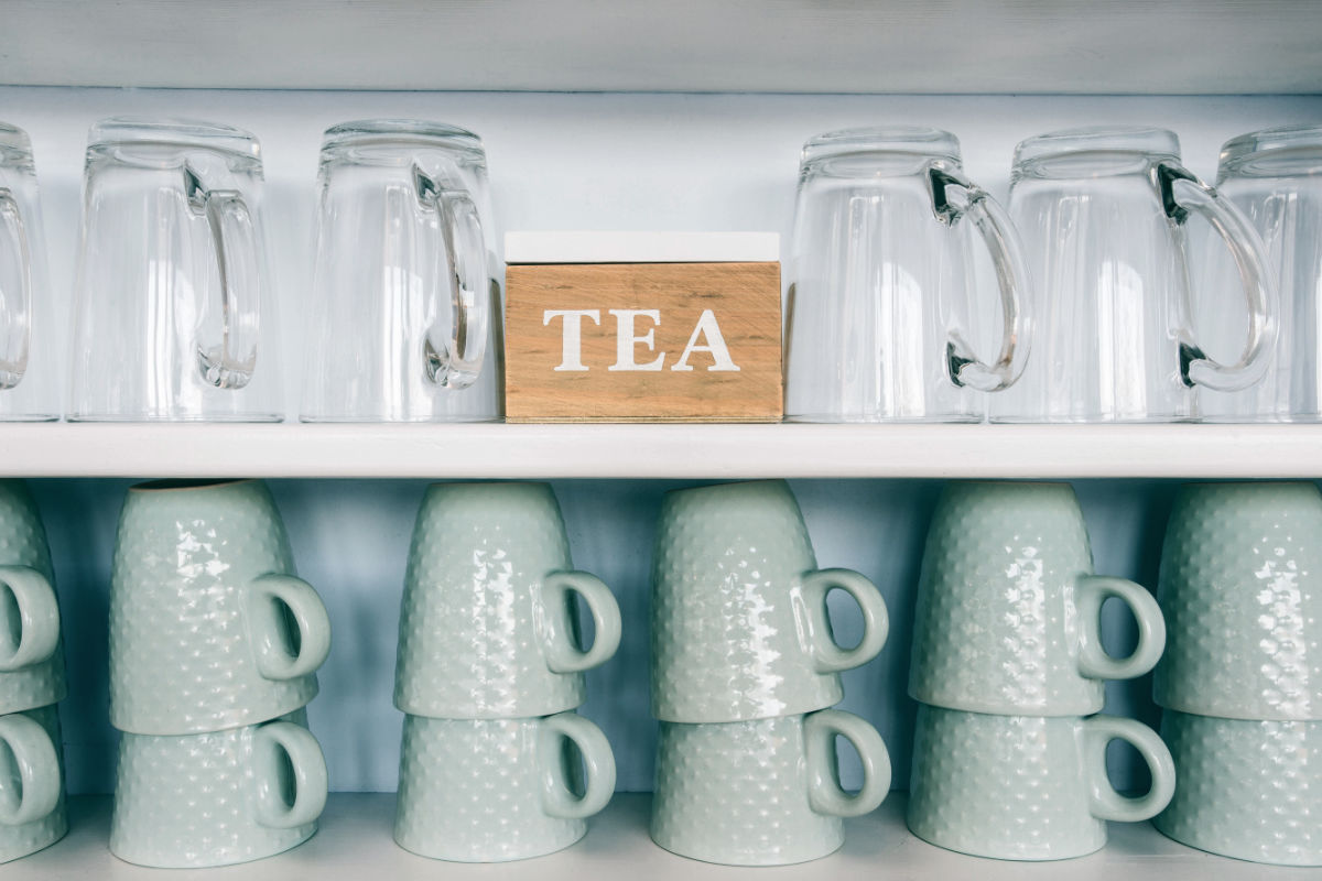 web_tea-cups-and-coffee-mugs-on-a-kitchen-shelf-with-a-tea-box-Rack-focus.-Close-up.-1069591428_5334x3556_cerro_photography