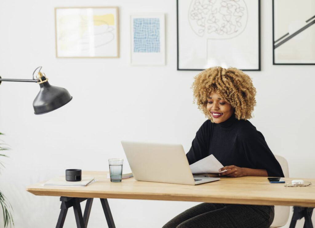 Frau hinter Computer am Schreibtisch