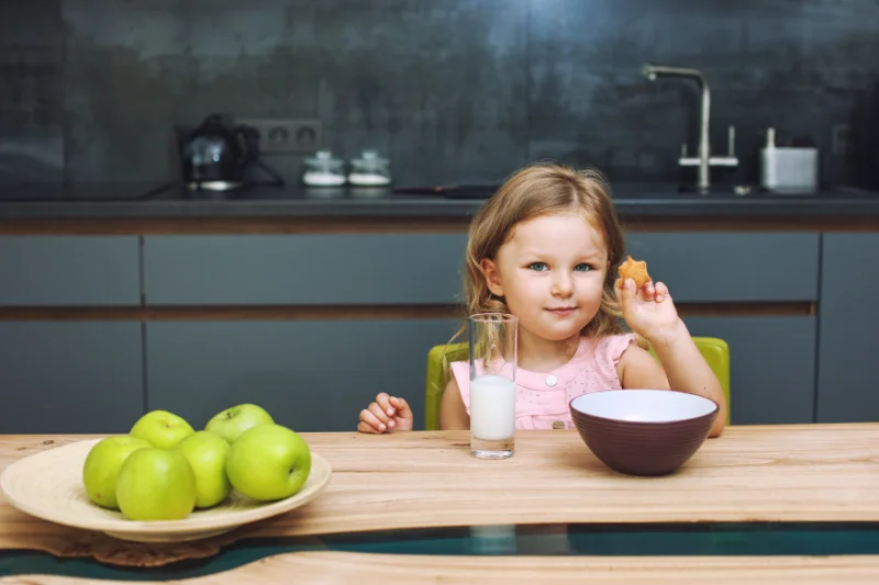 Kind am Tisch