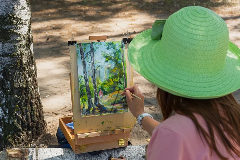Frau mit grünem Hut
